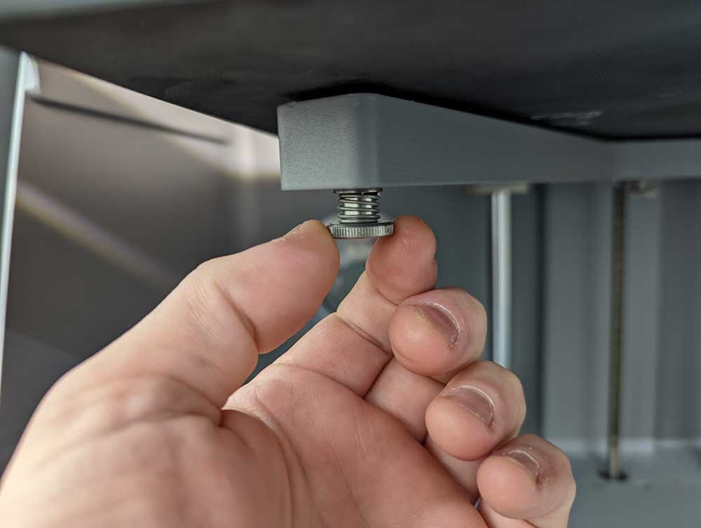 在标记台式机上调整螺钉3D打印机，用于床位